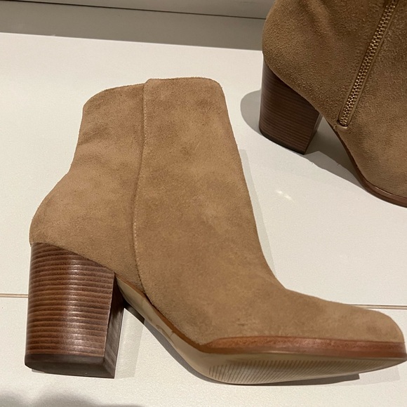 Tan Michael Kors Ankle Booties- like new! Size 7 - Picture 2 of 10
